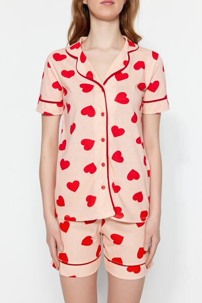 Trendyol Collection Σετ πιτζάμες με μοτίβο καρδιάς 100% βαμβακερό σομόν πουκάμισο και σορτς - Λεπτομέρεια PipinG, THMSS21PT1200