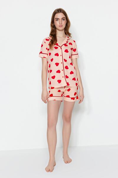 Trendyol Collection Σετ πιτζάμες με μοτίβο καρδιάς 100% βαμβακερό σομόν πουκάμισο και σορτς - Λεπτομέρεια PipinG, THMSS21PT1200