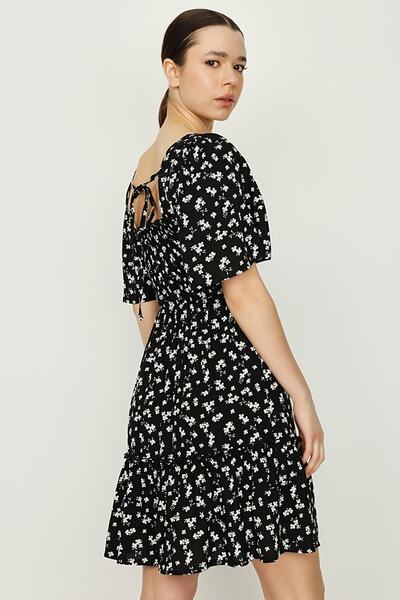 Select Moda Rochie de damă neagră cu model floral cu guler pentagonal cu detalii la spate