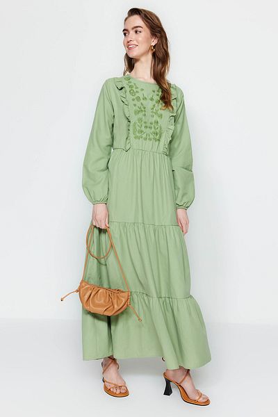 Trendyol Modest Olejově zelené volánové vyšívané detailní tkané šaty TCTSS22EB0004