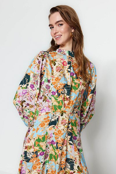 Trendyol Modest Vícebarevný květinový potisk skryté poloviční tkané šaty TCTSS23EB00187