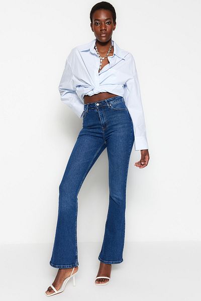 Trendyol Collection Dunkelblaue, mehr haltbare, ausgestellte Jeans mit hoher Taille TWOSS23JE00063