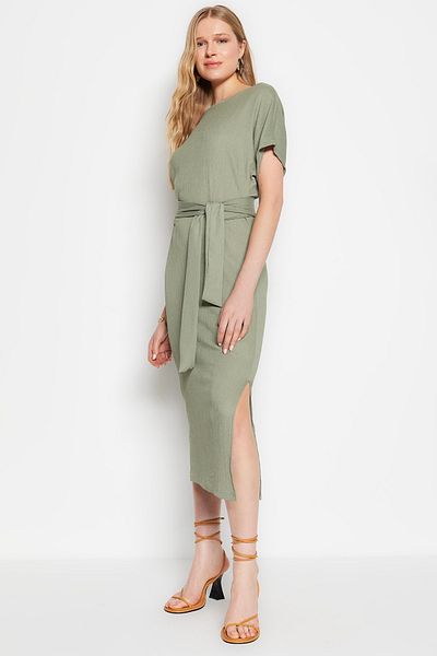 Trendyol Collection Khakifarbenes Wickel-/strukturiertes Midi-Strickkleid mit Rundhalsausschnitt, Gürtel TWOSS23EL00709
