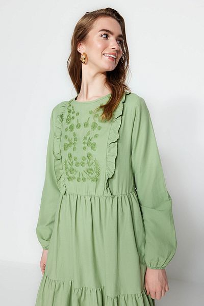 Trendyol Modest Olejově zelené volánové vyšívané detailní tkané šaty TCTSS22EB0004