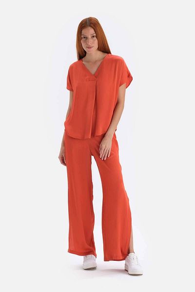 Dagi Hose mit Schlitz in ziegelfarbenem Satin-Finish