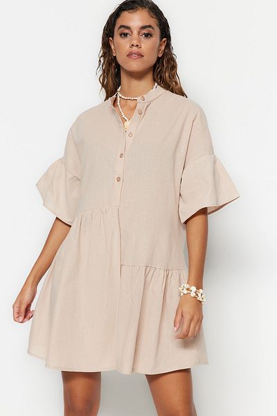 Trendyol Collection Beigefarbenes, gewebtes, ausgestelltes Mini-Strandkleid aus Baumwolle mit weitem Schnitt TBESS20EL0873