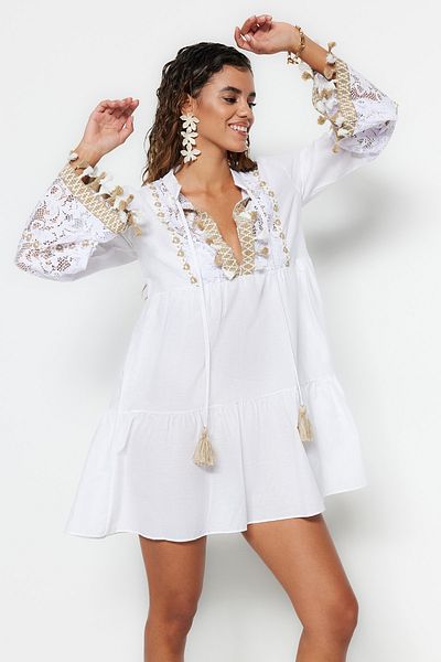 Trendyol Collection Weißes, gewebtes, besticktes Mini-Strandkleid aus 100 % Baumwolle TBESS20EL0862
