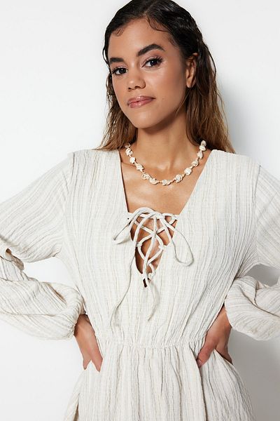 Trendyol Collection Ecrufarbenes Mini-Strandkleid aus gewebtem, gebundenem Leinengemisch TBESS23EL00103