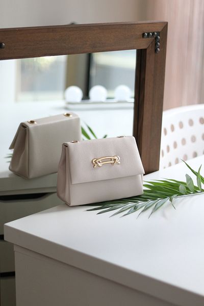 Moom Bag Geantă de damă cu capac crem cu lanț detaliat pentru accesorii