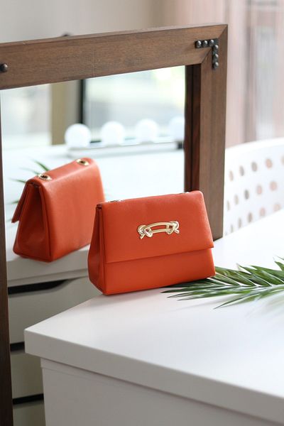 Moom Bag Geantă portocalie pentru femei, cu lanț detaliat pentru accesorii