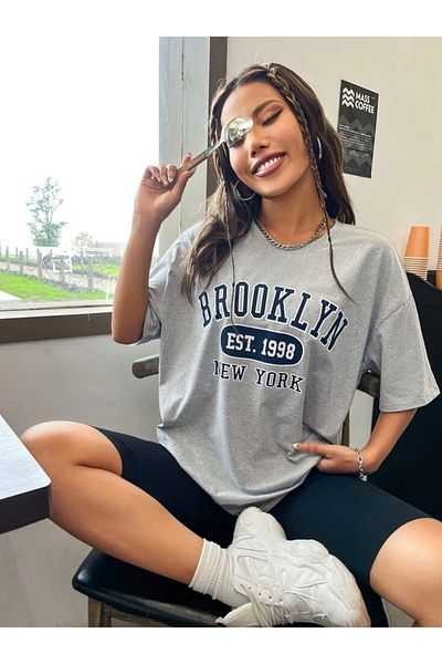 AFROGİYİM Γυναικείο μπλουζάκι σε γκρι Brooklyn Est 1998 με στάμπα Oversize