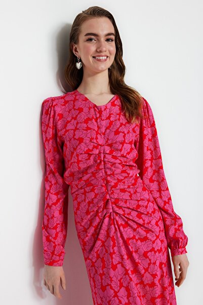 Trendyol Modest Φούξια λουλουδάτο υφαντό φόρεμα με λεπτομέρεια ραφής στη μέση TCTSS22EB00105