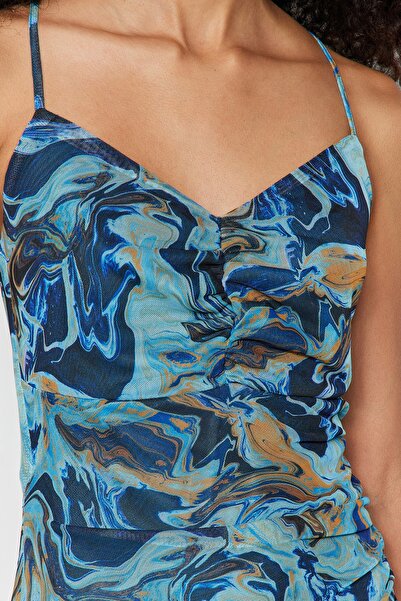 Trendyol Collection Modrý vzorovaný plisovaný tyl bodycone/pružné pletené šaty sedící na těle TWOSS23EL00646