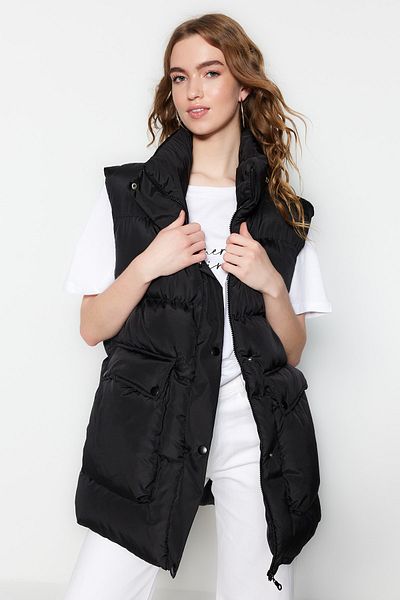 Trendyol Collection Schwarze, weit geschnittene, übergroße Pufferweste mit Stehkragen TWOAW23YE00015