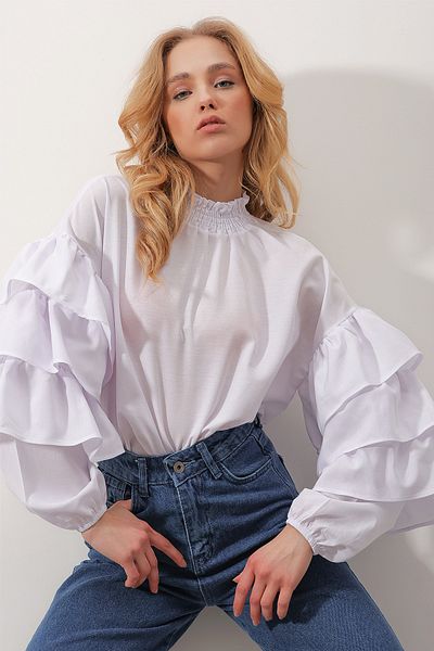 Trend Alaçatı Stili Weiße Damenbluse aus Webstoff mit Rollkragen und Volants ALC-X9762