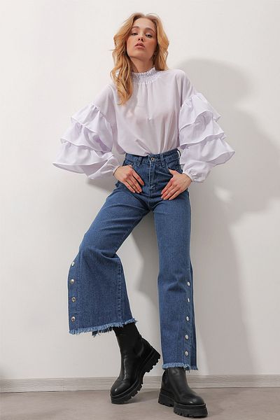 Trend Alaçatı Stili Weiße Damenbluse aus Webstoff mit Rollkragen und Volants ALC-X9762