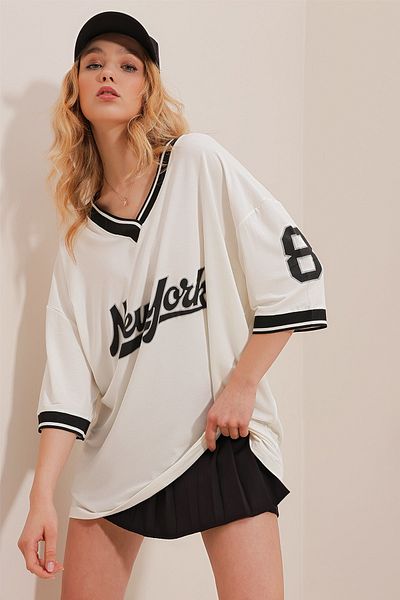 Trend Alaçatı Stili Weißes Damen-T-Shirt in Übergröße mit geripptem Kragen und Ärmeln, bedruckter Vorderseite ALC-786-001