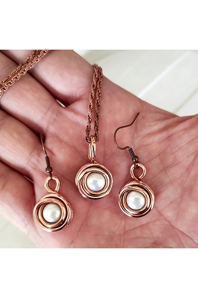 mba handmade jewelry مجموعة أصلية مصنوعة يدويًا من النحاس النقي باللؤلؤ الأبيض - قلادة وسلسلة وحلق - صناعة يدوية