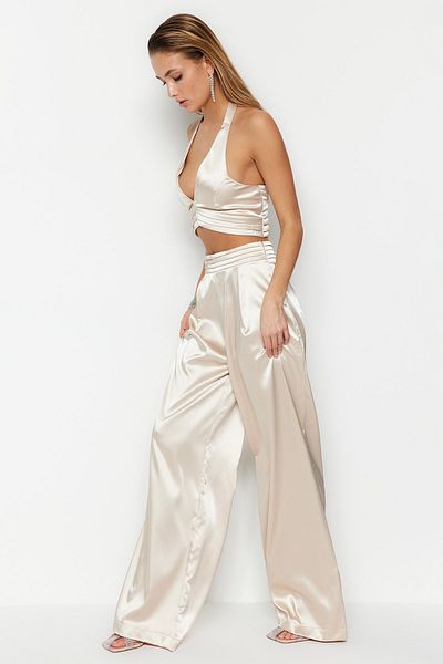 Trendyol Collection Beige Hose aus Satingewebe - Weites Bein TPRSS23PL00001