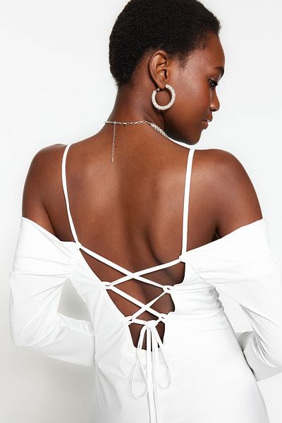Trendyol Collection Ecru gefüttertes gestricktes Hochzeits-/Hochzeits-Elegantes Abendkleid TPRSS23EL00142