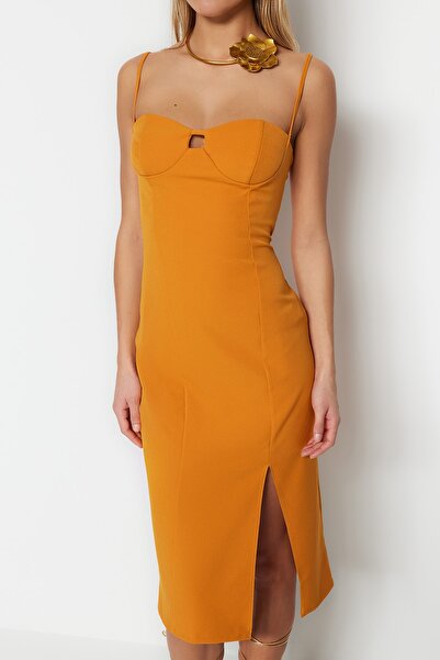 Trendyol Collection Pomarańczowa dopasowana sukienka z okienkiem/wycięciem, szczegółowa, elegancka suknia wieczorowa TPRSS23EL00223