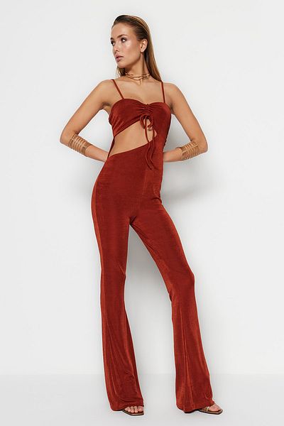 Trendyol Collection Zimtfarbener, gestrickter Jumpsuit mit Glitzer und Fensterausschnitt TPRSS23TU00017