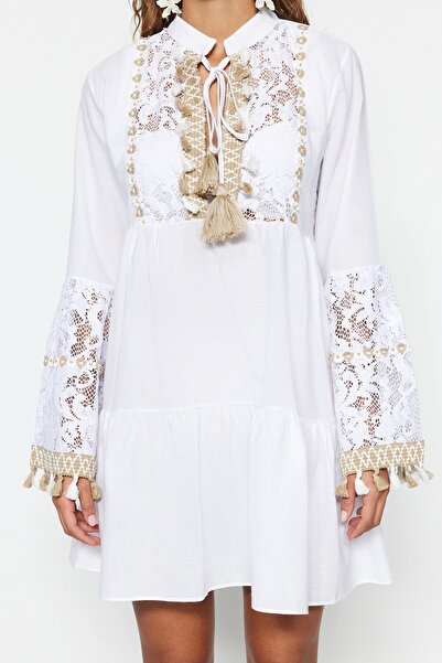 Trendyol Collection Bílé tkané 100% bavlněné krajkové mini plážové šaty TBESS20EL0862