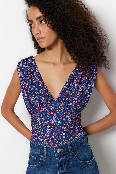Trendyol Collection Lila bedruckter V-Ausschnitt, drapiert, detailreich, tailliert/tailliert, Stretch-Strickbody mit Druckknopfverschluss TWOSS23BD00001