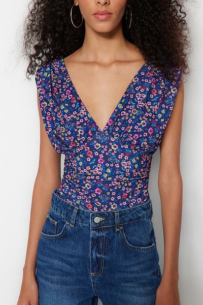 Trendyol Collection Lila bedruckter V-Ausschnitt, drapiert, detailreich, tailliert/tailliert, Stretch-Strickbody mit Druckknopfverschluss TWOSS23BD00001