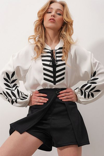 Trend Alaçatı Stili Weiße Damen-Übergangsbluse mit V-Ausschnitt vorne und Bindeärmeln, bestickt, Kontrastfarbe ALC-X9799