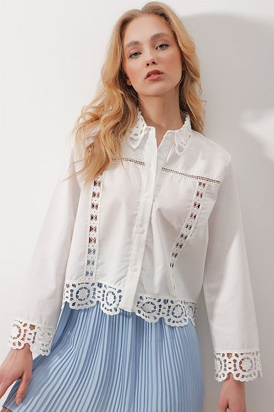 Trend Alaçatı Stili Weißes, durchbrochenes, gewebtes Damen-Oberteil mit Spitzenstickereien ALC-X9802