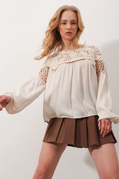 Trend Alaçatı Stili Dámská béžová blůza s krkem s vyšívaným otvorem prolamovaná oversize halenka ALC-X9800