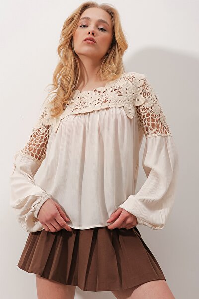 Trend Alaçatı Stili Dámská béžová blůza s krkem s vyšívaným otvorem prolamovaná oversize halenka ALC-X9800