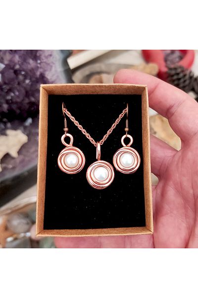 mba handmade jewelry مجموعة أصلية مصنوعة يدويًا من النحاس النقي باللؤلؤ الأبيض - قلادة وسلسلة وحلق - صناعة يدوية