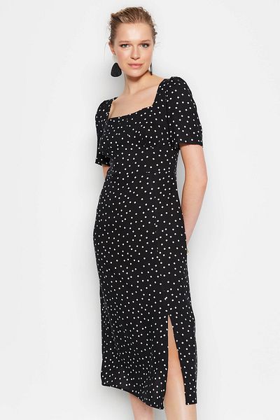 Trendyol Collection Černé šaty s puntíkovaným vzorem do A střihu Midi tkaným viskózovým vzorem TWOSS23EL00487