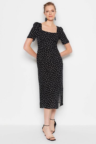 Trendyol Collection Černé šaty s puntíkovaným vzorem do A střihu Midi tkaným viskózovým vzorem TWOSS23EL00487