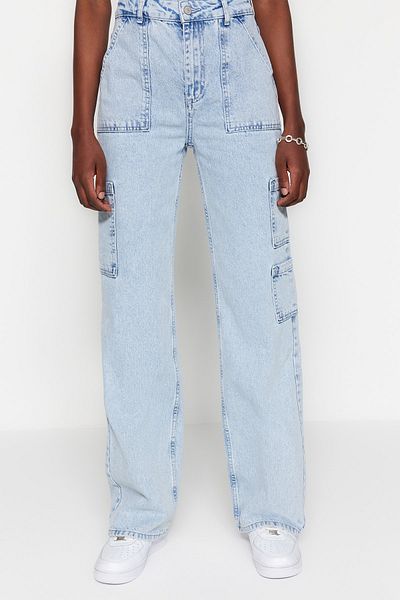 Trendyol Collection Hellblaue Jeans mit hoher Taille und weitem Bein und Cargo-Taschen TWOSS23JE00055