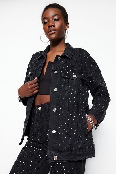 Trendyol Collection Czarna, wysadzana klejnotami kurtka dżinsowa typu oversize TWOSS23CE00044