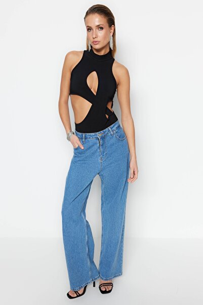 Trendyol Collection Černé lemované pletené okénko/vyříznuté detailní tělo TPRSS23BD00021