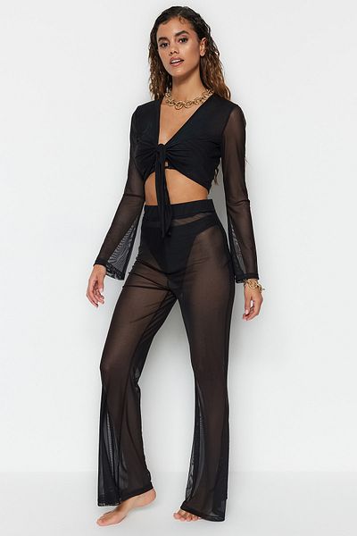 Trendyol Collection Schwarzes gestricktes Blusen- und Hosen-Set mit Krawatte und Netzstoff TBESS22AU0014
