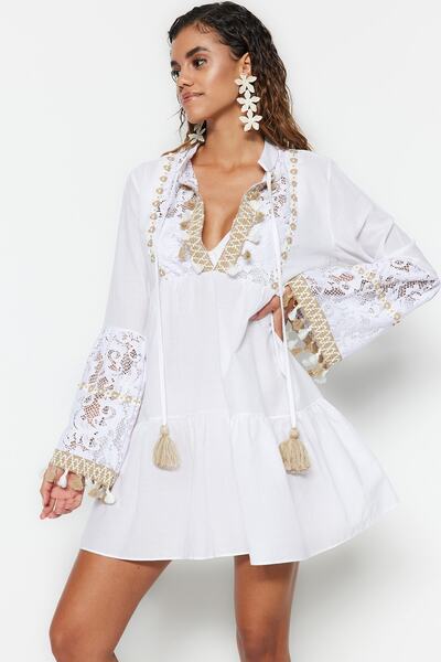 Trendyol Collection Beachwear Weißes, gewebtes Minikleid aus 100 % Baumwolle mit Rüschen TBESS20EL0862