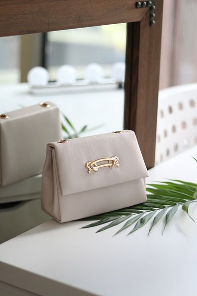 Moom Bag Geantă de damă cu capac crem cu lanț detaliat pentru accesorii