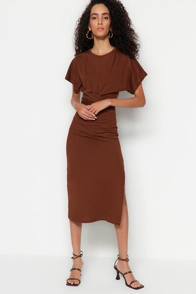 Trendyol Collection Σκούρο καφέ 100% βαμβακερό μίντι πλεκτό φόρεμα με σκίσιμο και δέσιμο TWOSS21EL0404