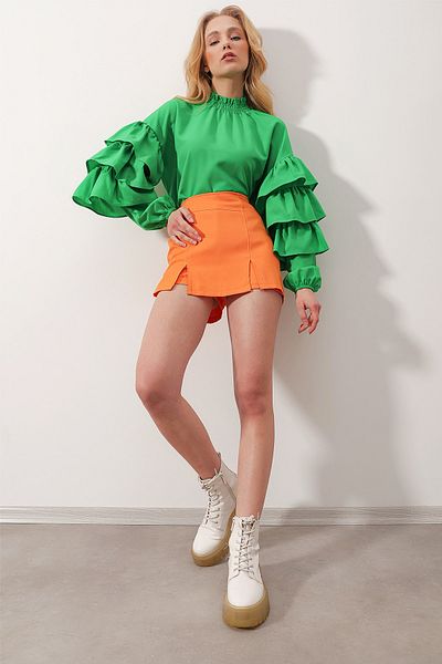 Trend Alaçatı Stili Grüne Damenbluse aus Webstoff mit Rollkragen und Volants ALC-X9762