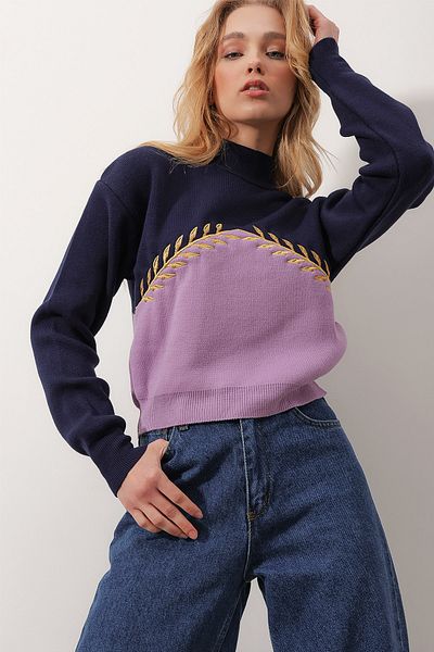 Trend Alaçatı Stili Marineblauer Rollkragenpullover mit Stickerei und Farbblock für Damen ALC-X9803