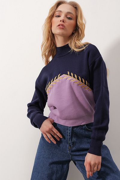 Trend Alaçatı Stili Marineblauer Rollkragenpullover mit Stickerei und Farbblock für Damen ALC-X9803