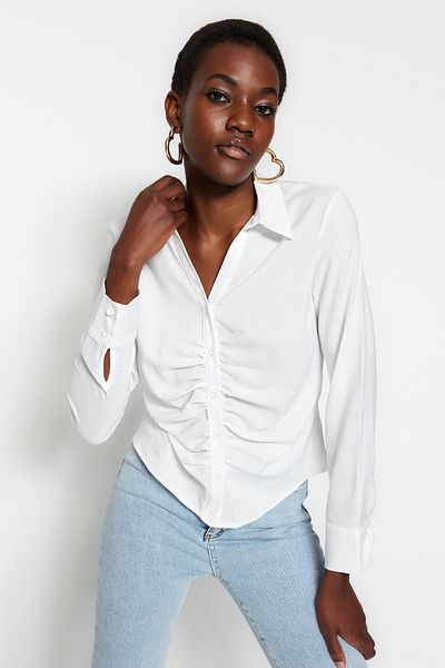 Trendyol Collection Ecru-gerafftes, tailliertes/Slim-Fit-Webhemd TWOSS23GO00177