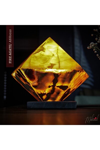 MÜKEMEL El Yapımı Siyah Mermer Tabanlı Kehribar Piramit – Eşsiz Ev Dekoru- Mü...