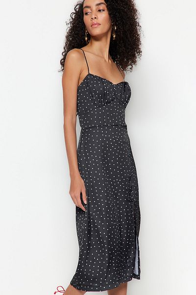 Trendyol Collection Schwarzes, gepunktetes A-Linien-Midi-Sling-Satinkleid – TWOSS23EL00188