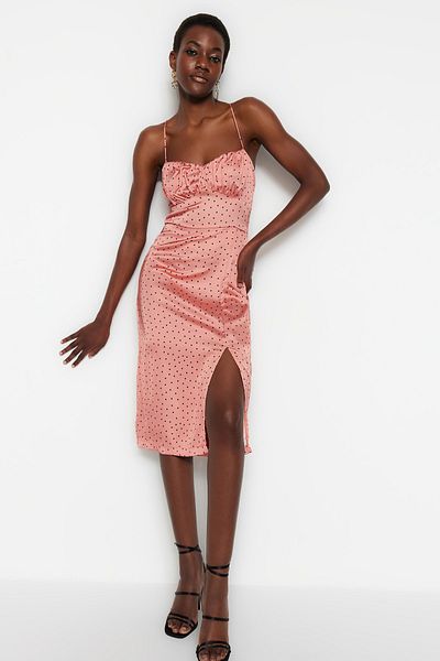 Trendyol Collection Tkané šaty se skořicovým polka dot střihem do A, saténovým midi páskem TWOSS23EL00188